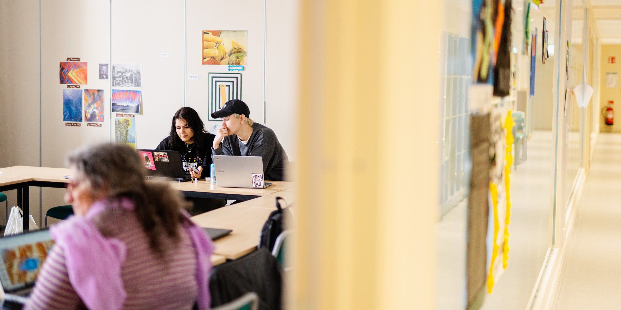 Elever på Stockholms Stadsmissions folkhögskola i ett klassrum.