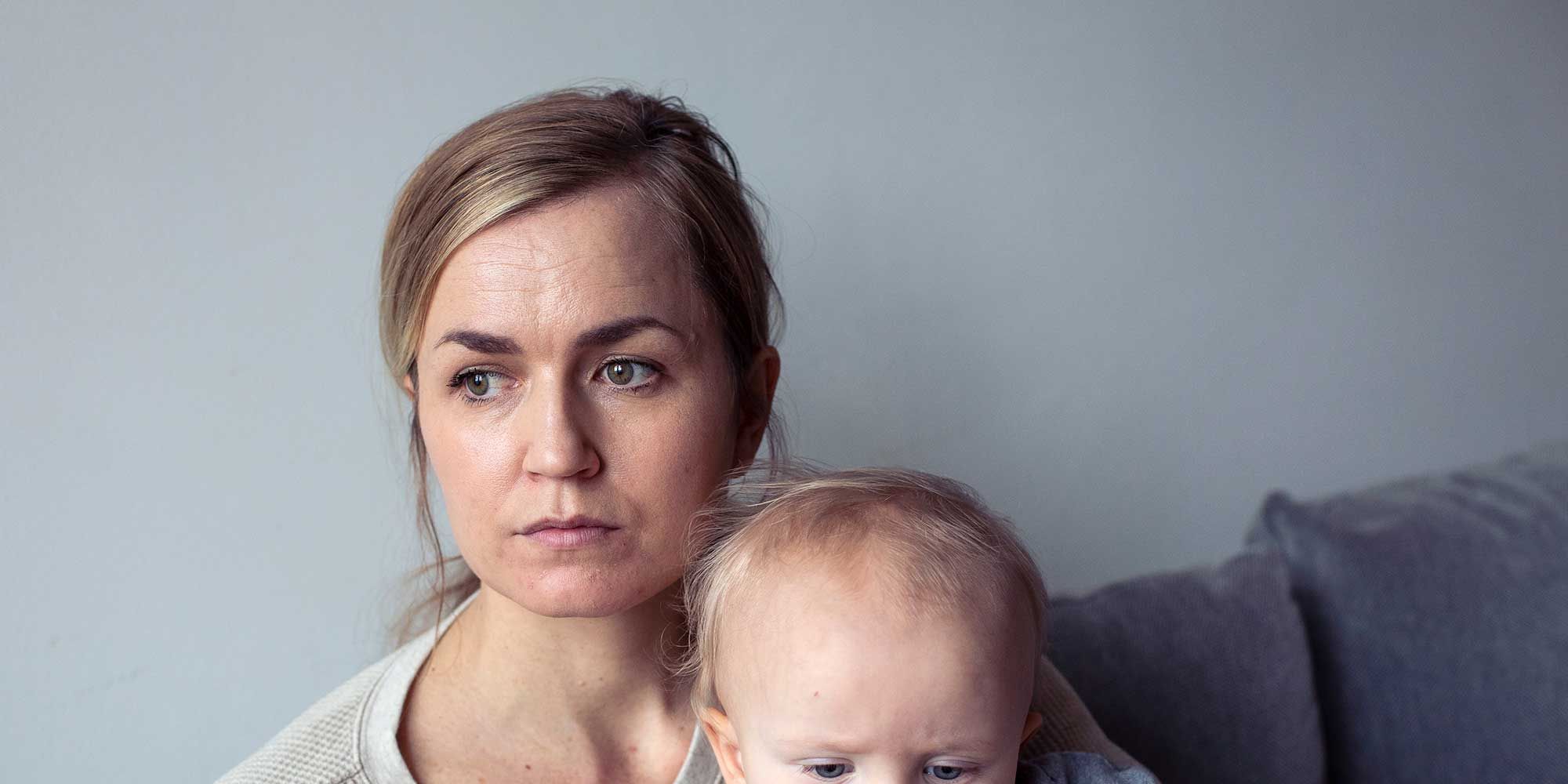 Kvinna med en bebis i famnen