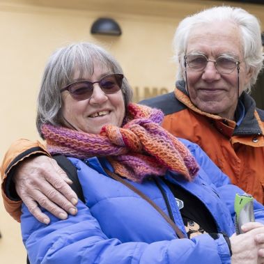Guy och Agneta sitter på bänken utanför mötesplats Mariatorget.