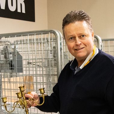 Thomas arbetstränar i en av Stockholms Stadsmissions second hand-butiker.