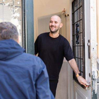Medarbetare öppnar dörren till Stockholms Stadsmissions dagverksamhet för män i hemlöshet. Foto: Jenny Lagerqvist. 
