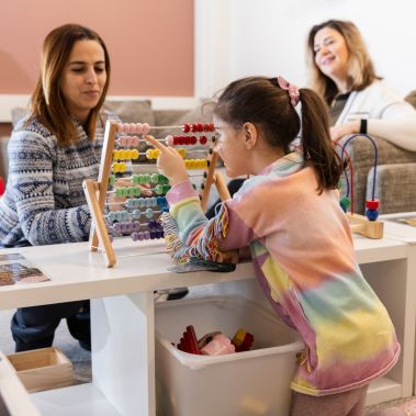 En deltagare tillsammans med sin dotter på en av Stockholms Stadsmissions mötesplats i Hässelby.