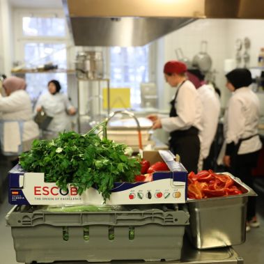 Deltagarna från kursen svenska med restauranginriktning i restaurangköket på BoKlara.