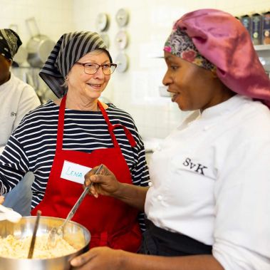 Bild på volontären Lena på en av Stockholms Stadsmissions folkhögskola.s kurser.