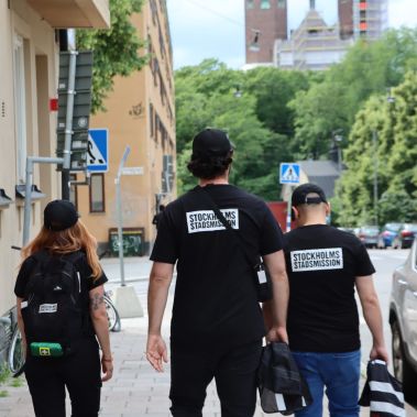 Uppsökarteamet på gata på Södermalm, det är sommar
