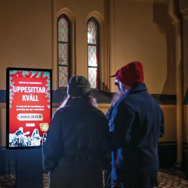 Bild på besökare utanför Stockholms Stadsmissions mötesplats Mariatorget.