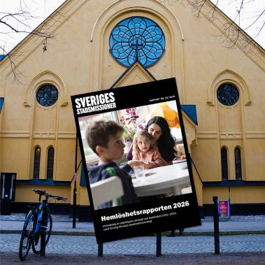Hemlöshetsrapporten 2026 mot bakgrund av Mötesplats Mariatorget.