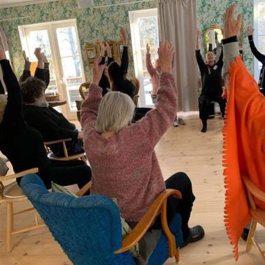 Bilder på deltagare som medverkar på ett rörelsepass under årets första seniorkollo.