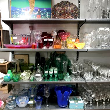 Bild på hylla med saker av glas