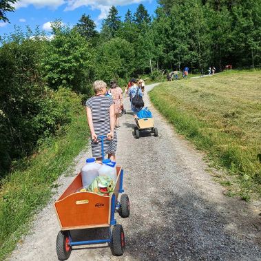 Medarbetare och deltagare på väg till stranden på Mötesplats Stenfasta.