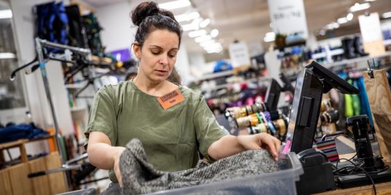 Kvinna jobbar i second hand-butik