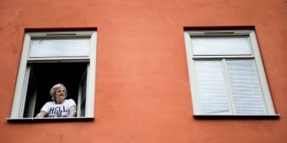 Kvinna tittar ut genom fönster