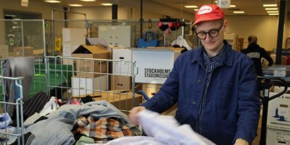 Kille sorterar kläder
