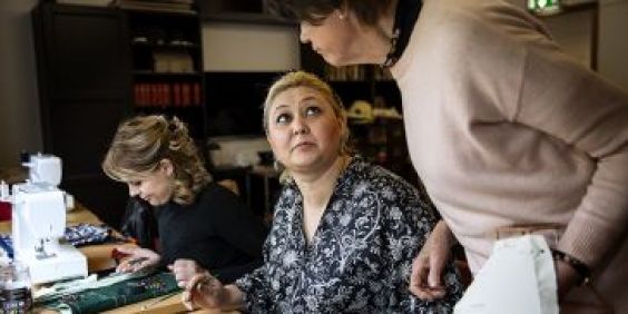 Två kvinnor pratar med varandra
