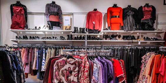 Kläder i en Stockholms Stadsmissions second hand-butik