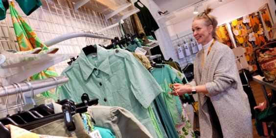 Second hand Södermalm - kläder och personal i butik