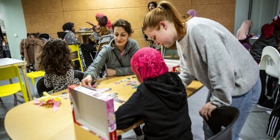 Familjer på en av Mötesplats-kvällarna då 120 familjer brukar komma till Unga Station och äta.