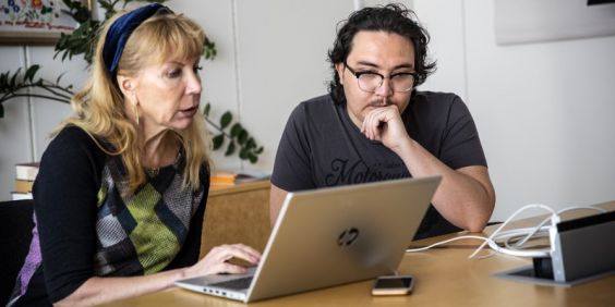 Personalen i Unga i jobb i samtal med arbetssökande.