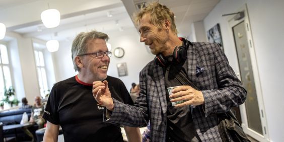 Två personer pratar med varandra
