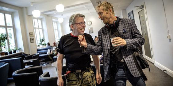 Två män tittar på varandra lekfullt på BoCenter, Stockholms Stadsmissions verksamhet för män i hemlöshet.