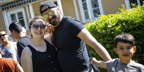 Familj på Stockholms Stadsmissions sommarkollo.