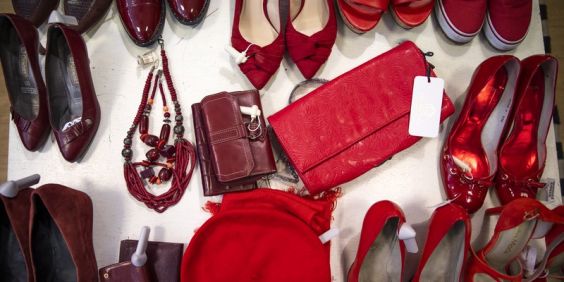 Röda väskor och skor