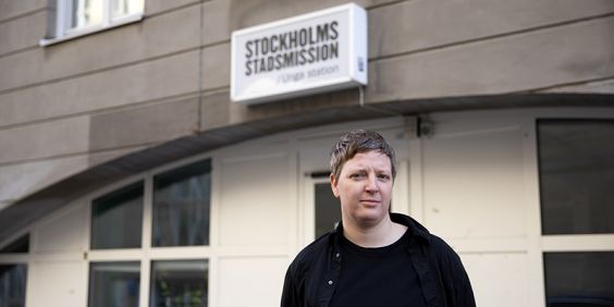Kvinna står utanför Stockholms Stadsmissions verksamhet för barn och unga.