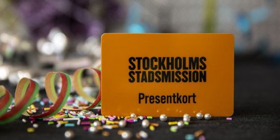 Presentkort till Stockholms Stadsmission som står bland serpentiner.