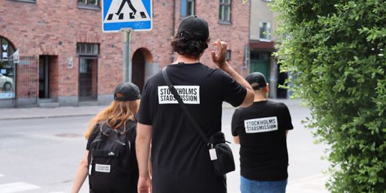 Bild på Stockholms Stadsmissions uppsökarteam bakifrån. Foto Fanny Siltberg