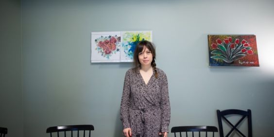 Emelie Anner framför tavlor på BoKlara.