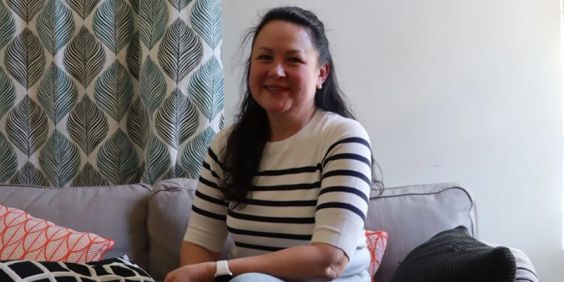 Galyna sitter i en soffa och tittar in i kameran
