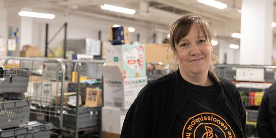 Johanna arbetstränar på Matmissionen i Jakobsberg.