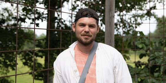 Kolloledaren Viktor står utomhus och tittar in i kameran