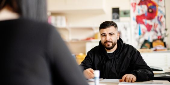 En elev på Stadsmissionens Folkhögskola tittar in i kameran.