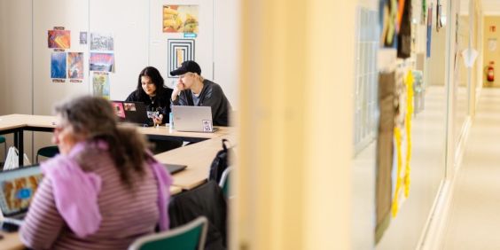 Elever på Stockholms Stadsmissions folkhögskola i ett klassrum.