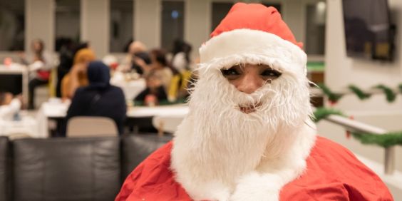 Jultomte på en av Stockholms Stadsmissions mötesplatser.