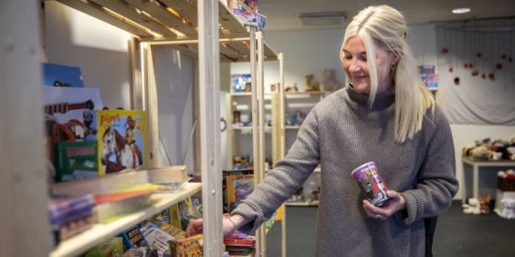 Personal sorterar julklappar i hyllorna i julklappsbutiken.