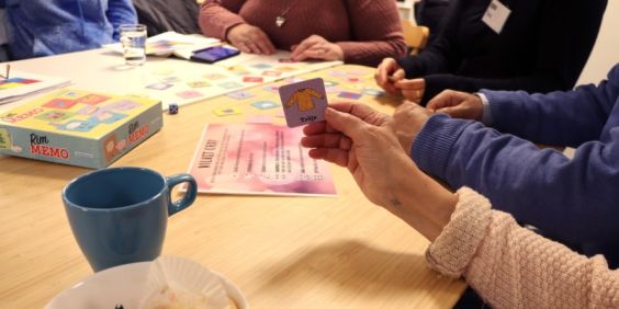 Deltagare på språkkafé på Stockholms Stadsmissions mötesplats Hässelby.
