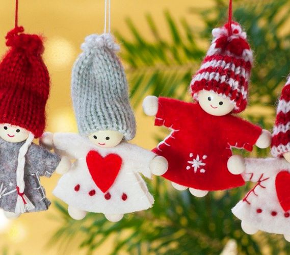 Genrebild på julpynt i julgran