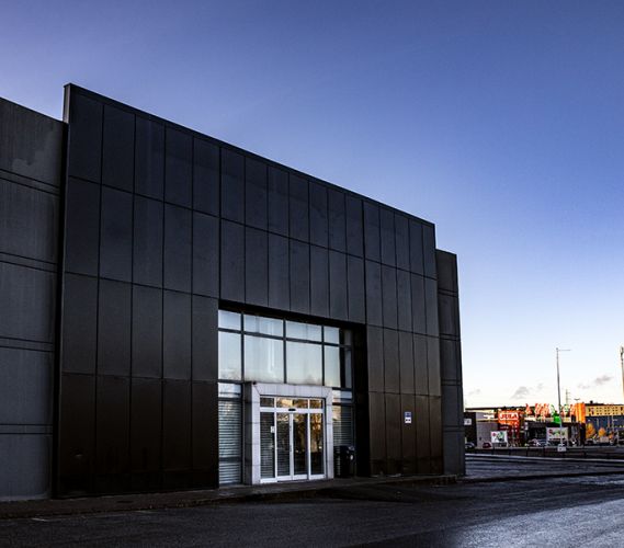 Fasaden på by butiks-lokal i Kungens Kurva