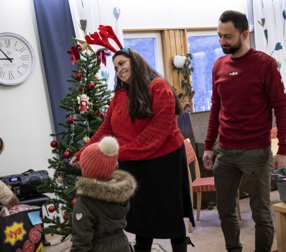 Julklappsutdelning på Källan i Flemingsberg under covid-19 2020. Stephanie Cerqueira, ombud Källan, Mattias Isberg, praktikant Källan plockar med julklapparna. Yeshimebet med barn tar emot en påse med julklappar och julmat. 