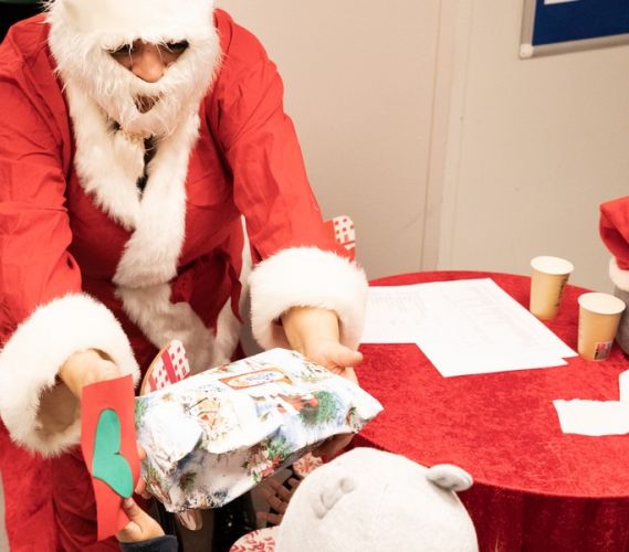 Jultomten delar ut julklappar till barnen på Unga Station i Tensta.