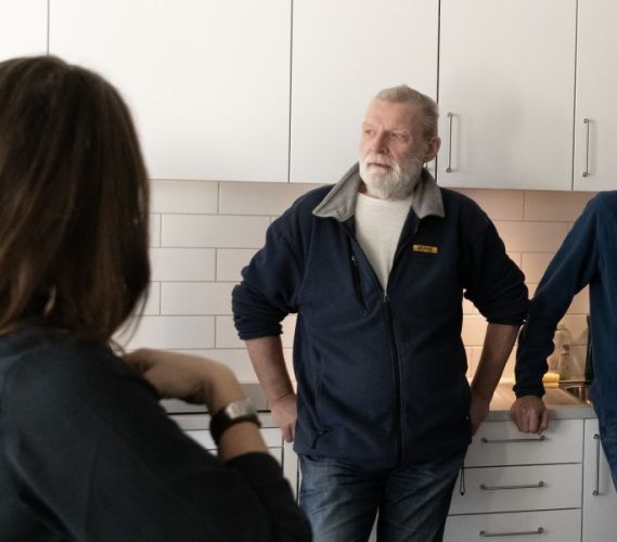 Hyresgästerna Björn och Nils i Stockholms Stadsmissions delningsboende Vega berättar hur det är att bo ihop.