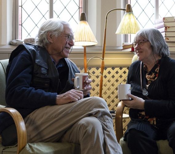 Guy och Agneta samtalar på mötesplats Mariatorget.