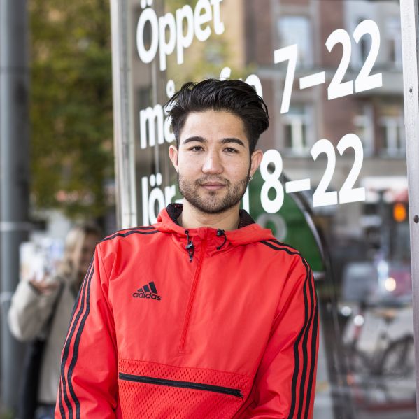 Kille framför butik