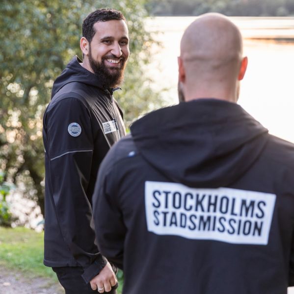 Delar av Stockholms Stadsmissions uppsökarteam med tröjor med loggan.