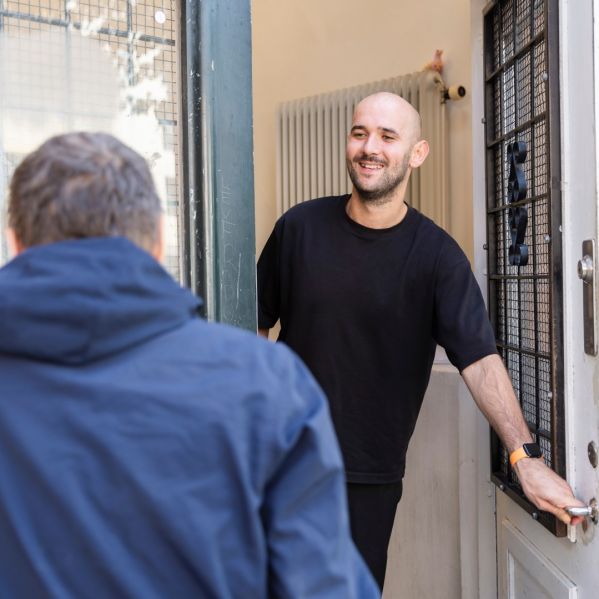 Dörren öppnas till Stockholms Stadsmissions dagverksamhet och akutboende för män i hemlöshet.