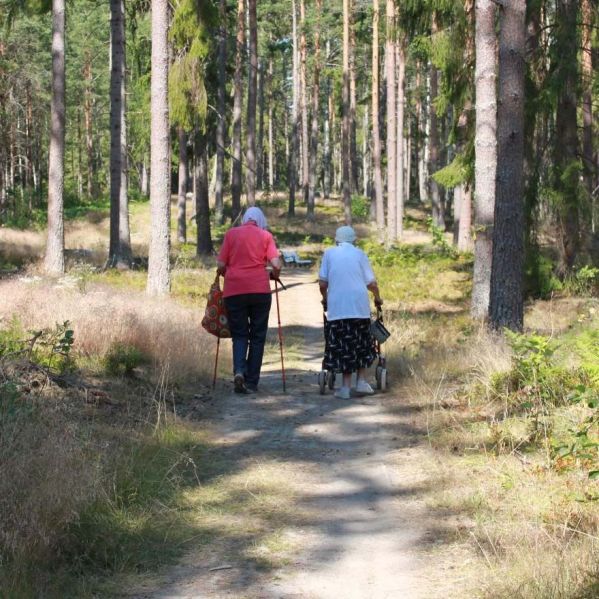 Ett par pensionärer på promenad på Mötesplats Stenfasta.