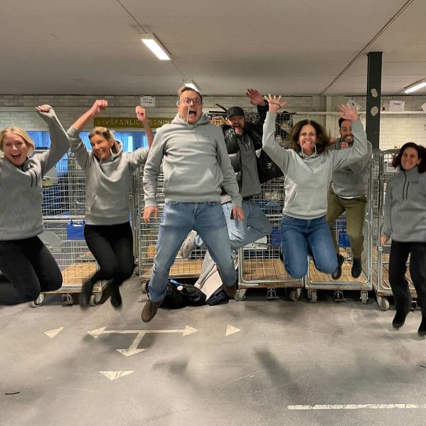 Bild på Stockholms Stadsmissions partnerföretag Hemnet som volontärarbetar i verksamhet.