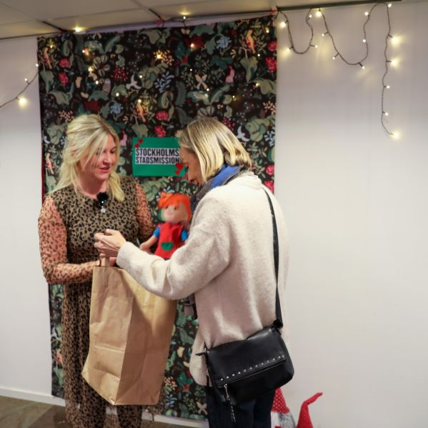 Julklappar lämnas över till Stockholms Stadsmissions julklappsbutik 2024.